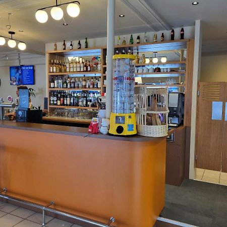 Cafe De Paris Hotel Lesparre-Médoc Екстериор снимка