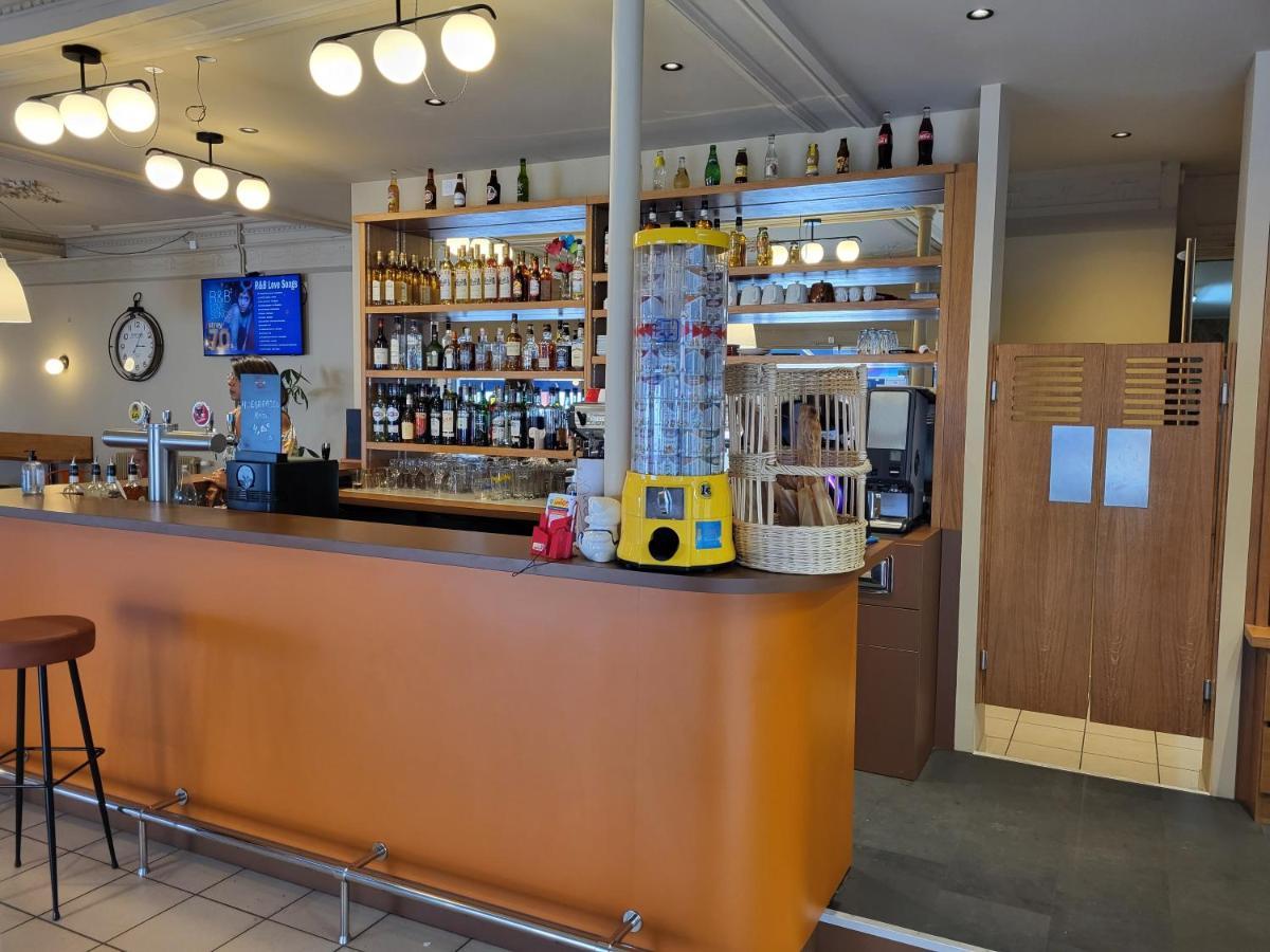 Cafe De Paris Hotel Lesparre-Médoc Екстериор снимка